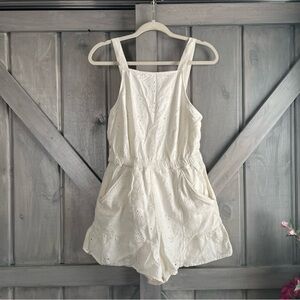 American Eagle Ivory Eyelet Romper open bow‎ back- size medium